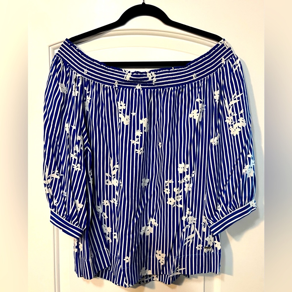 Beautiful Nautica off the shoulder top with elastic top.